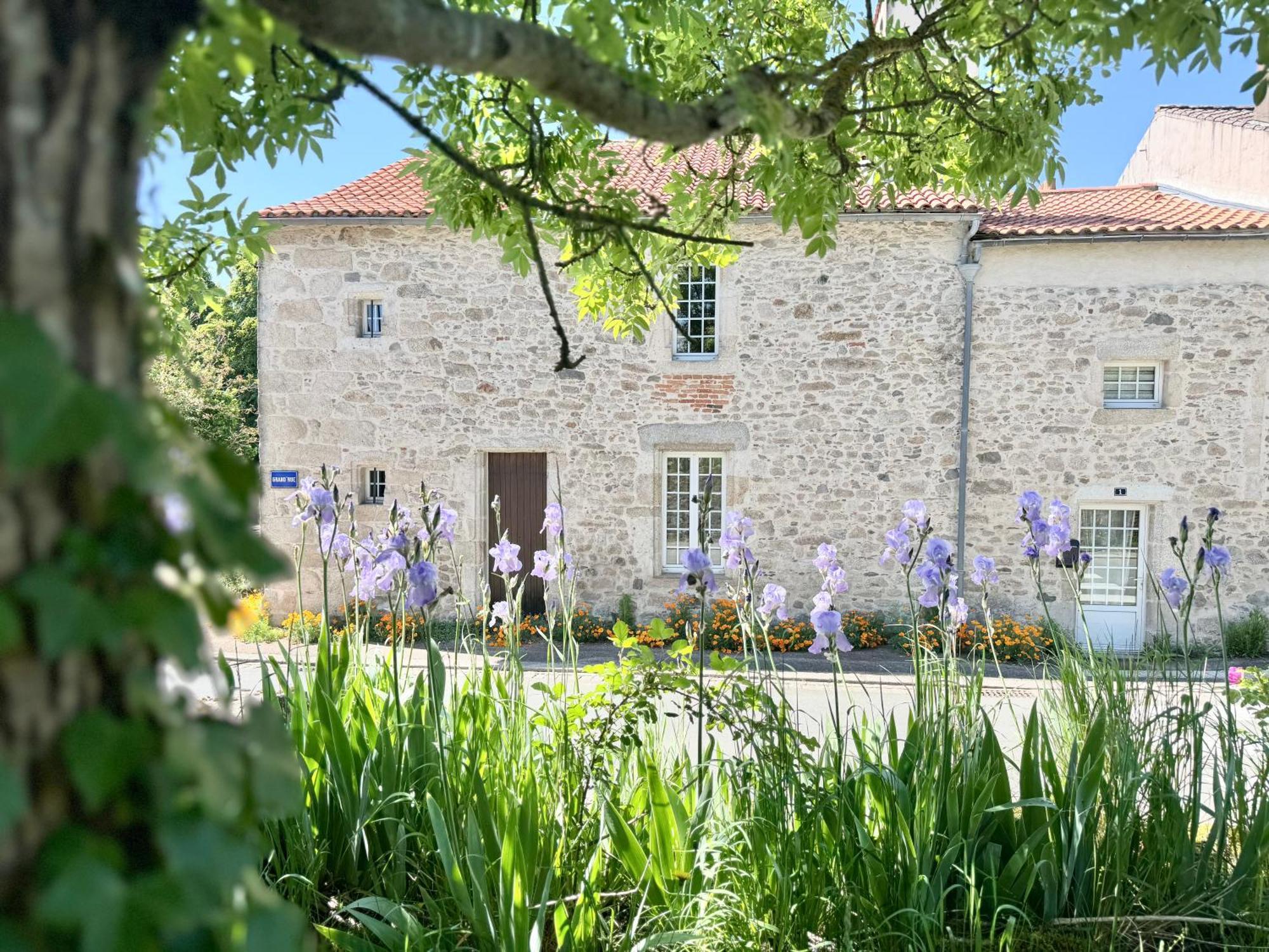 Manoir Medieval Art Deco - Logis Des 3 Artistes Sevremont Exterior photo